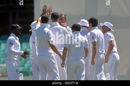Der englische Stuart Broad (Mitte) feiert die Teilnahme an einem internationalen Spiel am Sydney Cricket Ground, Sydney, am Wicket von Aaron Finch. Stockfoto