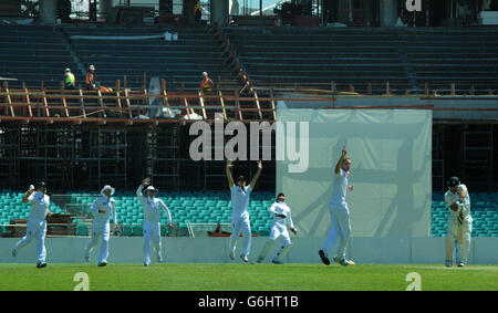 Der englische Stuart Broad (Mitte) feiert die Teilnahme an einem internationalen Spiel am Sydney Cricket Ground, Sydney, am Wicket von Aaron Finch. Stockfoto