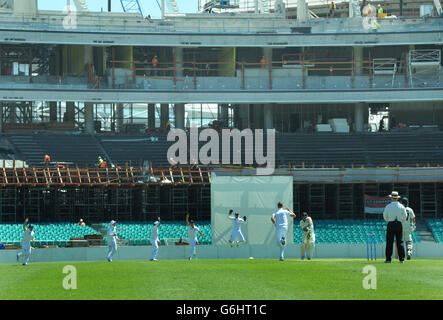 Der englische Stuart Broad (Mitte) feiert die Teilnahme an einem internationalen Spiel am Sydney Cricket Ground, Sydney, am Wicket von Aaron Finch. Stockfoto