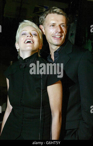 Die Schauspielerin Sharon Stone und der Schauspieler Lambert Wilson kommen zur Weltpremiere des letzten Teils der Matrix-Triologie „Matrix Revolutions“ in die Disney Concert Hall in Los Angeles. Stockfoto