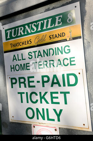 Allgemeiner Blick auf ein Schild für Pre-Paid-Rachets nur in der All Standing Home Terrace im Huish Park, der Heimat von Yeovil Town Stockfoto