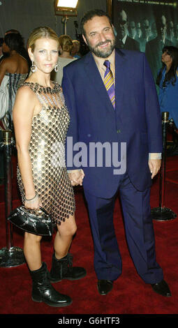 Produzent Joel Silver und seine Frau Karyn Fields bei der Weltpremiere des Films Matrix Revolutions in der Disney Concert Hall in Los Angeles. Stockfoto