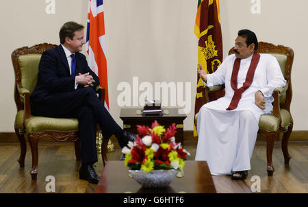 Premierminister David Cameron trifft den Präsidenten Sri Lankas Mahinda Rajapaksa während des Commonwealth-Treffen der Regierungschefs in Colombo, Sri Lanka. Stockfoto