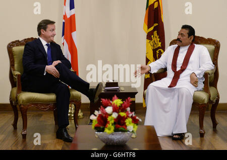 Premierminister David Cameron trifft den Präsidenten Sri Lankas Mahinda Rajapaksa während des Commonwealth-Treffen der Regierungschefs in Colombo, Sri Lanka. Stockfoto