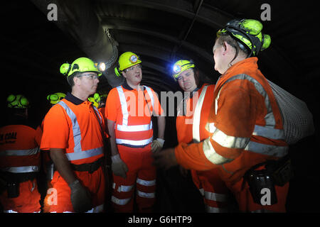 Kanzler George Osborne (zweiter von links) wird während seines Besuchs in Thoresby Colliery, Nottinghamshire, von dem Chef der britischen Kohlegruppe Kevin McCullough (links), dem Produktionsuntermanager Ian Hunter (zweiter von rechts) und dem Bergmann Paul Harvey (rechts) eine Führung durch den Minenhaft erhalten. Stockfoto