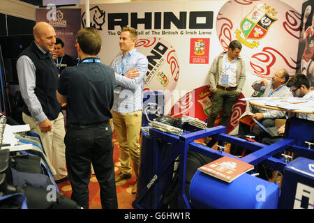 Die Delegierten besuchen den Rhino Rugby-Stand am 2. Tag der Rugby Expo 2013 in Twickenham. Stockfoto