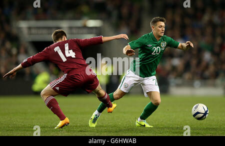 Irlands Wes Hoolahan (rechts) und Lettlands Ritvar Rugins (links) während des Internationalen Freundschaftstitals im Aviva Stadium, Dublin, Irland. Stockfoto