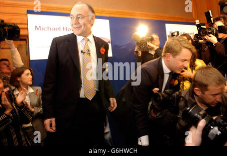 Michael Howard verkündet, daß er für Leader ausgeführt wird Stockfoto