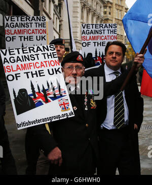 Nick Griffin, Vorsitzender der British National Party, schließt sich vor einer Gerichtsverhandlung gegen Michael Adebolajo (28) und Michael Adebowale (22), die wegen des Mordes an Schlagzeuger Lee Rigby angeklagt sind, Mitgliedern der British Veterans' Group außerhalb des Old Bailey in London an. Stockfoto