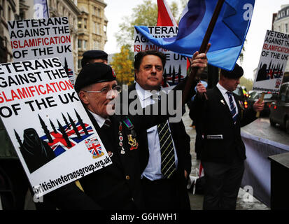 Nick Griffin, Vorsitzender der British National Party, schließt sich vor einer Gerichtsverhandlung gegen Michael Adebolajo (28) und Michael Adebowale (22), die wegen des Mordes an Schlagzeuger Lee Rigby angeklagt sind, Mitgliedern der British Veterans' Group außerhalb des Old Bailey in London an. Stockfoto