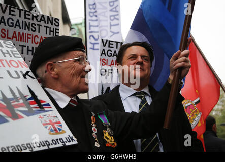 Nick Griffin, Vorsitzender der British National Party, schließt sich vor einer Gerichtsverhandlung gegen Michael Adebolajo (28) und Michael Adebowale (22), die wegen des Mordes an Schlagzeuger Lee Rigby angeklagt sind, Mitgliedern der British Veterans' Group außerhalb des Old Bailey in London an. Stockfoto