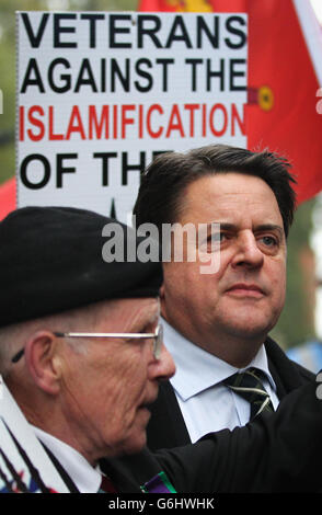 Nick Griffin, Vorsitzender der British National Party, schließt sich vor einer Gerichtsverhandlung gegen Michael Adebolajo (28) und Michael Adebowale (22), die wegen des Mordes an Schlagzeuger Lee Rigby angeklagt sind, Mitgliedern der British Veterans' Group außerhalb des Old Bailey in London an. Stockfoto