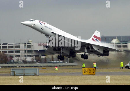 Die erste Concorde, die nach ihrer Pensionierung letzte Woche ein neues Zuhause erhielt, fährt vom Londoner Flughafen Heathrow zu ihrer letzten Ruhestätte am Flughafen Manchester. BA beendete gestern die Spekulationen darüber, wo die ikonischen Flugzeuge ihren Ruhestand verbringen würden, mit der Ankündigung, dass drei Concordes dauerhaft im Ausland wohnen würden, wobei die restlichen vier im Vereinigten Königreich gehalten werden. *06/04/04: Die erste pensionierte Concorde, die in Großbritannien zur Schau ging, wurde enthüllt. Die G-BOAC von British Airways wurde bei einer Pressekonferenz im Aviation Viewing Park des Flughafens Manchester gezeigt. A Stockfoto