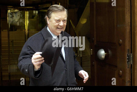 Der ehemalige Kanzler Kenneth Clarke verlässt die Millbank Studios in London, nachdem er angekündigt hatte, dass er nicht als Kandidat für die Parteiführung kandidieren würde. * Er war der letzte der Schwergewichtsanwärter, der das Stehen gegen Herrn Howard, der bereits die Unterstützung von 92 von 165 Tory-Abgeordneten hat, ausließ. Stockfoto