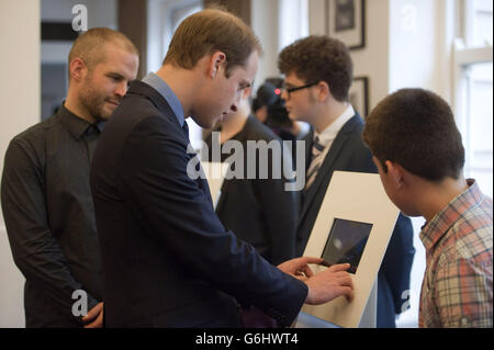 Der Duke of Cambridge spielt auf einem Computerspiel während eines Besuchs bei BAFTA im Zentrum von London, wo er den Give Something Back Appeal startete. Stockfoto