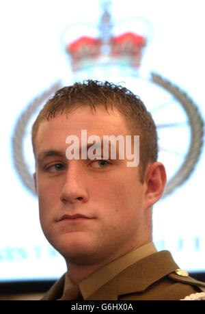 Der 19-jährige Trooper Christopher Finney vom Household Cavalry Mounted Regiment im Londoner Verteidigungsministerium. Trooper Finney wurde für seine Arbeit während des jüngsten Konflikts im Irak mit dem George Cross ausgezeichnet. *26/12/03: Finney wird in der Weihnachtssendung der Queen gezeigt, die den Truppenvorzug der britischen und australischen Truppen begrüßt. Der 19-Jährige, der mit dem George-Kreuz ausgezeichnet wurde, wird in der Combermere Barracks in Windsor gesehen, wie er mit der Königin im Chaos der Offiziere des Warrants chattet. Stockfoto