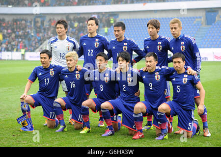 Japan Team Group. Oberste Reihe (von links nach rechts) Torhüter Shusaku Nishikawa, Maya Yoshida, Yasuyuki Konno, Yuya Osako und Keisuke Honda. Untere Reihe (von links nach rechts) Makoto Hasebe, Hotaru Yamaguchi, Hiroshi Kiyotake, Atsuto Uchida, Shinji Okazaki und Yuto Nagatomo. Stockfoto