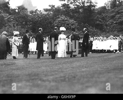 IHRE MAJESTÄTEN KÖNIG GEORGE V und KÖNIGIN MARY 1913 Ihre Majestäten bei der Garden Party, die sie an Londoner Lehrer gaben.*gescannte low res off Print, High res available* Stockfoto