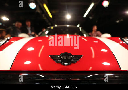 Der neue BMW Mini wird in Oxford anlässlich des 107. Geburtstages des Automobildesigners Sir Alec Issigois vorgestellt. Stockfoto