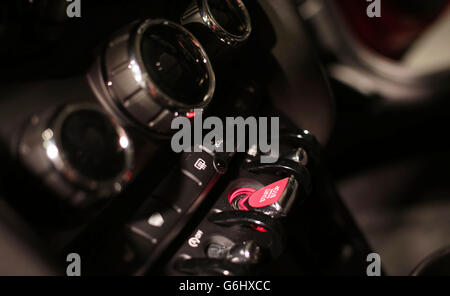 Der Innenraum des neuen BMW Mini, der in Oxford anlässlich des 107. Geburtstages des Automobildesigners Sir Alec Issigois vorgestellt wird. Stockfoto