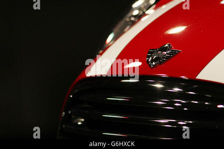 Detail des neuen BMW Mini, wie er in ihrem Werk in Oxford anlässlich des 107. Geburtstages des Automobildesigners Sir Alec Issigonis vorgestellt wird. Stockfoto
