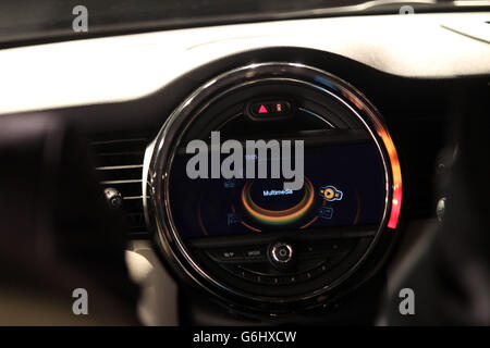 Der Innenraum des neuen BMW Mini, der in Oxford anlässlich des 107. Geburtstages des Automobildesigners Sir Alec Issigois vorgestellt wird. Stockfoto