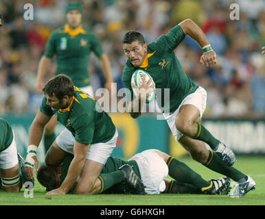 Der südafrikanische Joost van der Westhuizen läuft mit dem Ball während des Rugby-WM-Spiels im Suncorp Stadium in Brisbane, Australien. KEINE NUTZUNG DES MOBILTELEFONS. WEBSITES DÜRFEN WÄHREND DES SPIELS NUR ALLE FÜNF MINUTEN EIN BILD VERWENDEN: Stockfoto