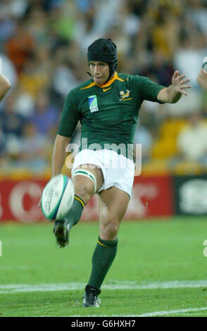 Der Südafrikaner Derick Hougaard tritt beim Rugby-Weltcup-Spiel im Suncorp Stadium in Brisbane, Australien, an. : Stockfoto