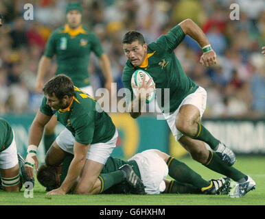 Der südafrikanische Joost van der Westhuizen läuft mit dem Ball während des Rugby-WM-Spiels im Suncorp Stadium in Brisbane, Australien. : Stockfoto