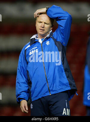 Alex McLeish, Manager der Glasgow Rangers, beim Training in Old Trafford vor dem morgigen Champions-League-Spiel gegen Manchester United. Stockfoto