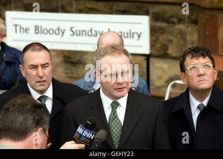 Sinn Feins Martin McGuinness (Mitte) bei der Ankunft in der Guildhall in Londonderry mit Mitchell McLaughlin und Pat Doherty von Sinn Fein, um Beweise für die Untersuchung von Bloody Sunday zu liefern. Herr McGuinness, der zugegeben hat, am Blutigen Sonntag zweitkommandierter der IRA zu sein, sagte, er sei bei der Saville-Untersuchung dabei, um die Wahrheit über die 1972 Morde der britischen Armee in der Stadt zu sagen. Stockfoto