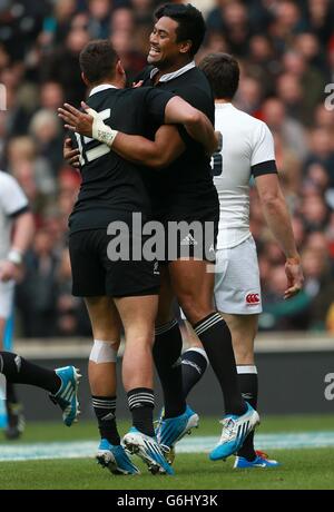 Der Neuseeländer Julian Savea (rechts) feiert mit seinem Teamkollegen Israel Dagg (links) den Eröffnungversuch Stockfoto