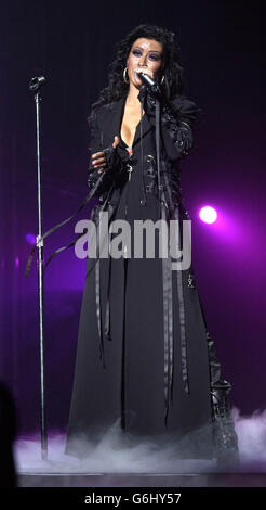 : Sängerin Christina Aguilera tritt im Rahmen ihrer 'Stripped' Tour in der Wembley Arena live auf der Bühne auf. Stockfoto