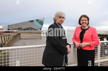 Phil Redmond, Vorsitzender der Jury der Stadt der Kultur, und Maria Miller, Kultursekretärin, stehen neben dem Deep Aquarium in Hull, nachdem die Stadt als britische Kulturstadt 2017 benannt wurde. Stockfoto