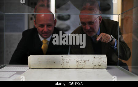 Professor Philip Nolan der NUI Maynooth Präsident und Kurator Christopher Ridgeway spricht während der Morpeth Roll geht auf der NUI Maynooth in Co Kildare für die Öffentlichkeit zu sehen. Stockfoto