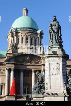 Das Rathaus und die Statue der Königin Victoria in Hull, nachdem die Stadt als Kulturstadt des Vereinigten Königreichs 2017 benannt wurde. Stockfoto