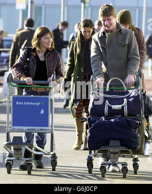 Travis Bandmitglied Dougie Payne und Frau Schauspielerin Kelly MacDonald am Flughafen Edinburgh, nachdem sie gestern Abend bei den MTV Europe Music Awards in Edinburgh auftrat. Stockfoto