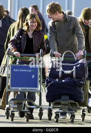 Dougie Payne und Kelly MacDonald am Flughafen Edinburgh Stockfoto