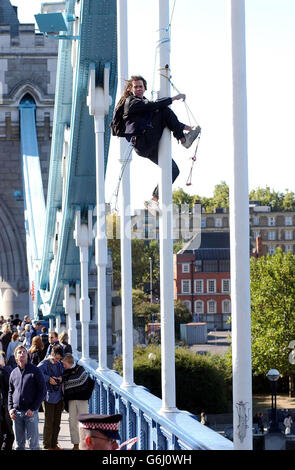 Ein Protestler klammert sich an die Schienen der Tower Bridge im Zentrum von London, in der Nähe des Ortes, an dem der amerikanische Illusionist David Blaine sein 44-tägiges Fasten in einer Plexiglasbox inszeniert. Der heutige zwei-Mann-Protest hatte zum Ziel, den Fall von Simon Chapman hervorzuheben, einem britischen Mann, der nach einer antikapitalistischen Demonstration auf einem EU-Gipfel vor kurzem in Thessaloniki, Griechenland, im Gefängnis festgehalten wurde. Chapman aus Basildon in Essex tritt mit sechs anderen Gefangenen in einen Hungerstreik, um gegen ihre Unschuld zu protestieren. Stockfoto