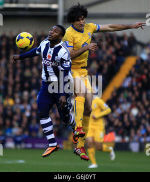 West Bromwich Albions Stephane Sessegnon und Mike Jedinak von Crystal Palace springen während des Barclays Premier League-Spiels in den Hawthorns, West Bromwich, zusammen für einen Kopfball. Stockfoto