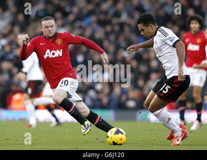 Fulhams Kieran Richardson (rechts) und der Wayne Rooney-Kampf von Manchester United Für den Ball Stockfoto