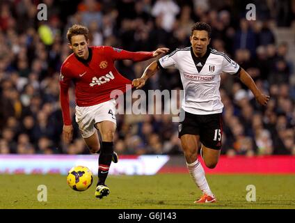 Fußball - Barclays Premier League - Fulham gegen Manchester United - Craven Cottage. Fulhams Kieran Richardson (rechts) und Adnan Januzaj von Manchester United kämpfen um den Ball Stockfoto