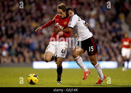 Fußball - Barclays Premier League - Fulham gegen Manchester United - Craven Cottage. Fulhams Kieran Richardson (rechts) und Adnan Januzaj von Manchester United kämpfen um den Ball Stockfoto