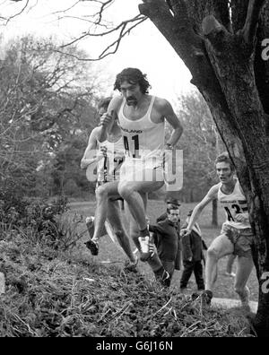 David Bedford beim Einladungsrennen über eine 8,000-Meter-Strecke, die er in Parliament Hill Fields, Hampstead, gewann. 5/10/03: Herr Bedford bittet um Entschädigung von der Firma hinter dem 118 118 Verzeichnisdienst Anfragen, nachdem behauptet, die Jogger in ihren Anzeigen sind nach ihm modelliert, es stellte sich heraus. Bedford, jetzt 53, behauptet, das Paar Läufer mit ihren markanten roten Socken, droopy Schnurrbärte, Cutaway Shorts und lange straggly Haare, basieren auf dem Bild, das er während der 1970er Jahre hatte. Seine Anwälte haben an die Nummer, das Unternehmen hinter dem Dienst geschrieben, sagen, dass ihre Stockfoto