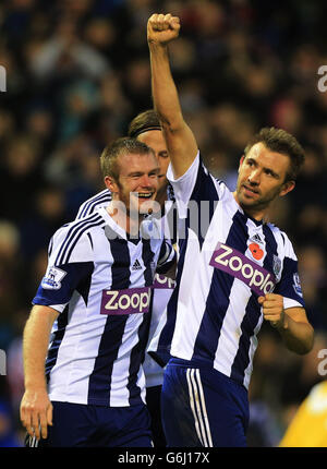 West Bromwich Albions Gareth McAuley feiert das zweite Tor mit Chris Brunt (links) während des Barclays Premier League Spiels in den Hawthorns, West Bromwich. Stockfoto