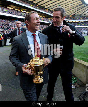 Die ehemaligen England Internationals Jonny Wilkinson und will Greenwood auf ihrem Ehrenrunde anlässlich des 10-jährigen Sieges der Weltmeisterschaft zur Halbzeit während der QBE International in Twickenham, London. Stockfoto