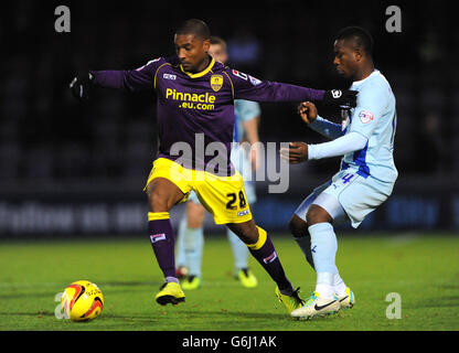 Andre Boucard von Notts County (links) und Franck Moussa von Coventry City (rechts) kämpfen während des Sky Bet League One-Spiels in Sixfields, Northampton, um den Ball. Stockfoto