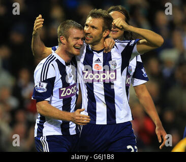 West Bromwich Albions Gareth McAuley feiert das zweite Tor mit Chris Brunt (links) während des Barclays Premier League Spiels in den Hawthorns, West Bromwich. Stockfoto