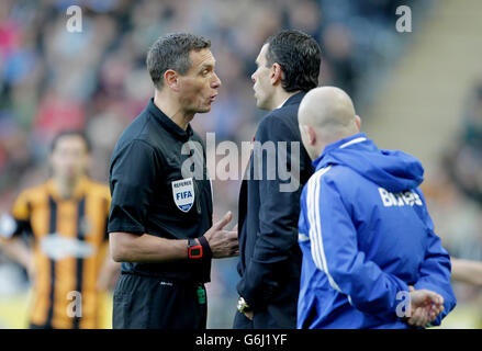 Fußball - Barclays Premier League - Hull City / Sunderland - KC Stadium. Schiedsrichter Andre Marriner warnt Sunderland-Manager Gus Poyet vor dem Spiel der Barclays Premier League im KC Stadium, Hull. Stockfoto