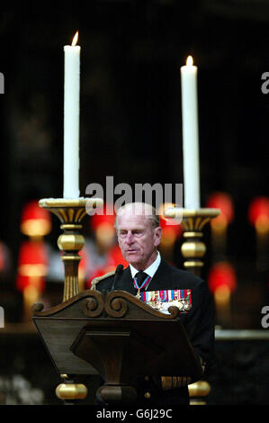 Der britische Herzog von Edinburgh liest die zweite Lektion während des „Service of Remembrance Iraq 2003“ im St. Pauls Catherdral, im Zentrum von London, zu Ehren derjenigen, die im Irak-Krieg ums Leben kamen. Der Gottesdienst wird vom Erzbischof von Canterbury, Dr. Rowan Williams, gerichtet. Eine Schweigeminute sollte von Bischof zu den Kräften des RT Rev David Conner geführt werden. Stockfoto